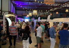 De fustenloods van Gebrs van Aarle is omgetoverd tot een feestelijke evenementenhal